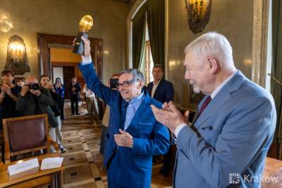 Marian Turski nagrodzony w Krakowie. Odebrał medal „Za mądrość obywatelską”