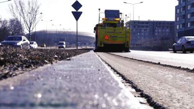 Kierowcy trąbią i się denerwują, ale ta nudna robota musi być wykonana