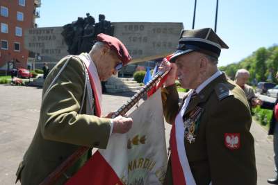W Krakowie Lewica świętuje 1 Maja, przy pomniku Czynu Zbrojnego Proletariatu
