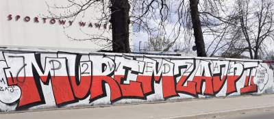 „JP2 wiedział”, dopisek na muralu broniącym papieża