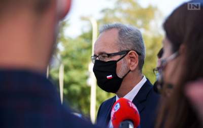 W sklepach godziny dla seniorów, szkoły na razie normalnie