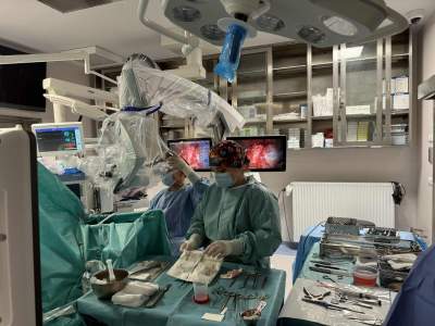 Otworzyli czaszkę, wybudzili pacjentkę i operowali. Rzadka operacja w Krakowie