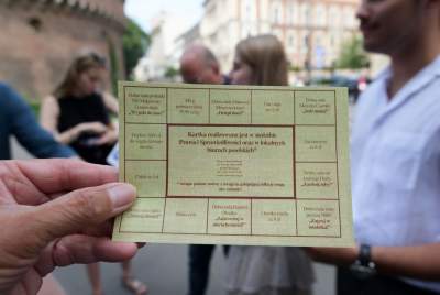 Kartki na miskę ryżu, chleb, benzynę i "dobre rady": „do odebrania w siedzibie PiS”