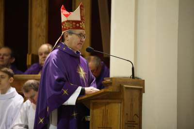 Krakowski biskup szuka pracy zarobkowej. „Mogę wykonać prace w ogrodzie”