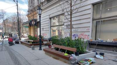 Ławki na Krupniczej już są, pojawiają się krzewy. Tylko te odrapane, zabazgrane ściany…