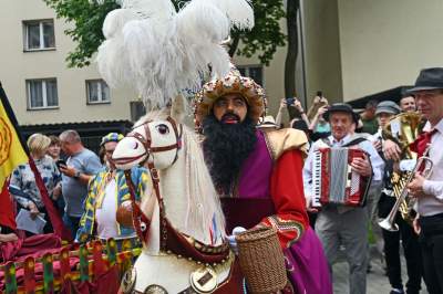 Nowy Lajkonik harcuje na ulicach Krakowa, jedyny dzień w roku