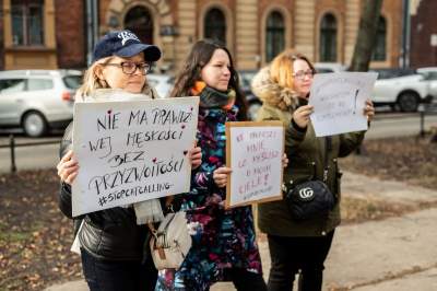 Co jest złego w mówieniu do kobiety "kotku"? "To powinno być karane"
