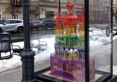 Wyjątkowy spacer po Krakowie, start przy „tęczowej” szopce