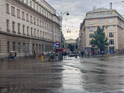 Usuwanie skutków awarii przed budynkiem Poczty Głównej dłużej niż planowano