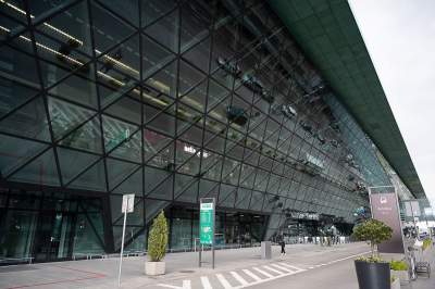 Szczególnie groźny przestępca zatrzymany w Balicach, ściga go indyjski wymiar sprawiedliwości