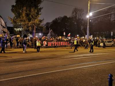 Protest przed krakowską kurią: "Ścigajcie biskupów, nie obywatelki"