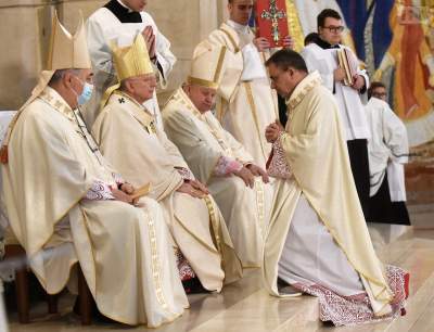 Biskup ostrzega przed influencerami: "człowiek staje się niewolnikiem szatana"