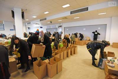 Na stadionie są wydawane pakiety pomocowe dla uchodźców. Kto może je odebrać?