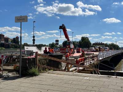 Zmiana organizacji ruchu koło mostu Dębnickiego, sygnalizacja świetlna nadal włączona