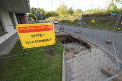 Wielka dziura w Łagiewnikach, zapadlisko tuż przy nowym bloku! Zdjęcia