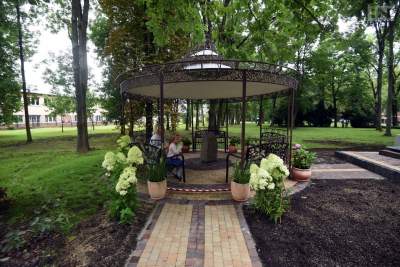 Nowy spektakl Teatru Groteska w otoczeniu zieleni Parku Zdrojowego Mateczny