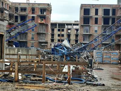 Dwie ofiary śmiertelne upadku dźwigu na osiedlu Złocień. Dwie inne zostały ranne