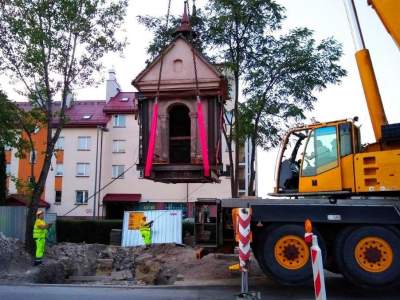 Przenieśli kapliczkę z ulicy Kobierzyńskiej. Zrobili to sprytnie