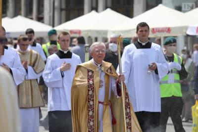 Metropolita krakowski: decyzja w sprawie obowiązku udziału w niedzielnej mszy