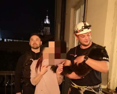 Nocny zjazd na linie na jednej z kamienic. Policjant ratował... kota (film)