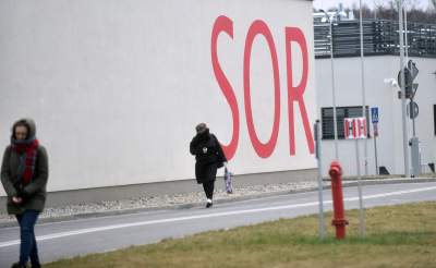 Para antyszczepionkowych youtuberów zmarła na COVID. W szpitalach ponad tysiąc chorych