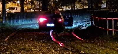 Wjechała autem na torowisko i... utknęła. Winę zrzucała na GPS