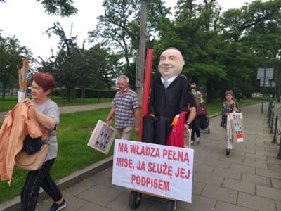 Policja zarekwirowała kukłę przypominającą Andrzeja Dudę. Znieważali prezydenta?