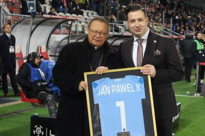Kardynał Grzegorz Ryś na meczu Cracovia - Legia. Otrzymał specjalną koszulkę