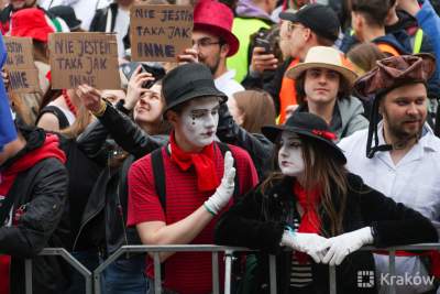 Studenci rządzą Krakowem: tradycyjny korowód przeszedł przez miasto