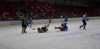 Co robili policjanci na lodowisku?