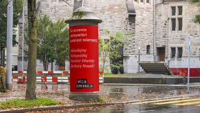 Chcą tak okleić słup ogłoszeniowy przed siedzibą małopolskiego kuratorium