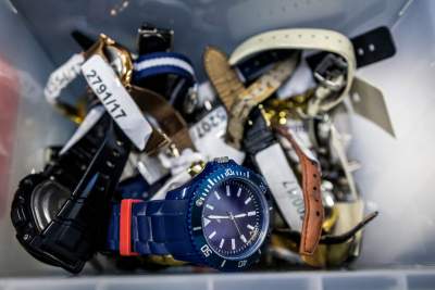 Zostawili w tramwaju: miecz, butelkę wódki i "kolekcję" zegarków...