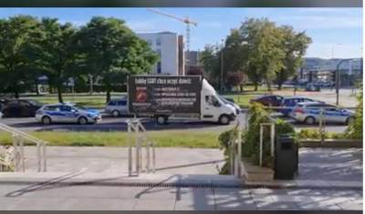 Furgonetka z homofobicznymi hasłami na ulicach Krakowa. Z eskortą policji