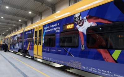 Pociągi reklamują Igrzyska Europejskie, a na nich… skoczek narciarski