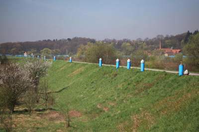 Co to za niebieskie słupy na wale wiślanym w kierunku Tyńca? Baza testowa "Wisła"