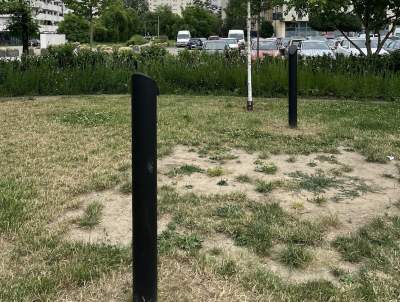 Ktoś dewastuje park kieszonkowy w Czyżynach. Aktywiści interweniują