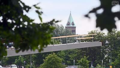 Muszą montować kładkę nad Wisłą nocami, powodem wysoka temperatura