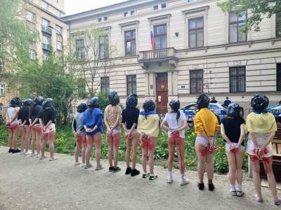 W workach na głowie, umazane sztuczną krwią. Protest przed rosyjskim konsulatem