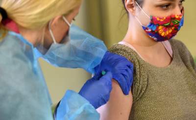 Będą szczepienia w krakowskich szkołach. Nastolatkowie najsłabiej zaszczepiona grupą