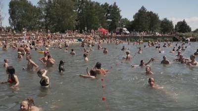 Tłumy na kąpielisku Bagry, o epidemii nikt tu raczej nie myśli