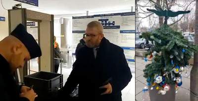 „Interwencja poselska” – Grzegorz Braun zniszczył choinkę z krakowskiego sądu