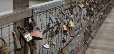 Tysiące kłódek znikną z Kładki Bernatka! Miasto montuje nowe poręcze