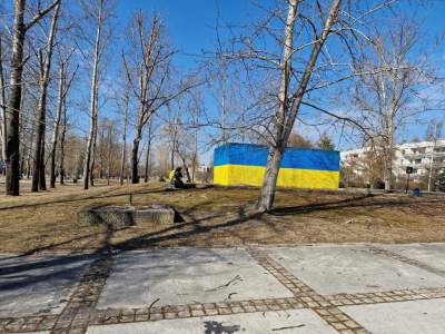 Postument po pomniku Koniewa w ukraińskich barwach. Symboliczny protest