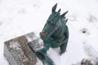 Ledwo zostały postawione, a już ktoś uszkodził jednego ze smoków