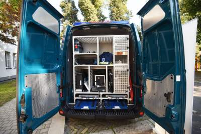 Dostali samochód z panelami słonecznymi.  Ale w nocy też pojedzie