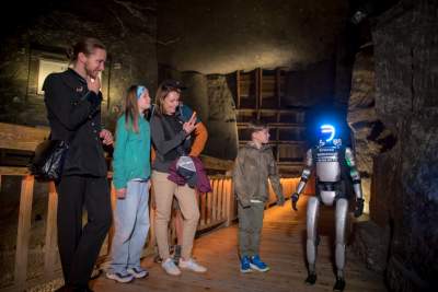 Robot celebryta przywitał wyjątkową turystkę w Kopalni Soli w Wieliczce