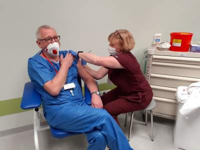 Najmniej wykrytych zakażeń od trzech miesięcy. Medycy się szczepią