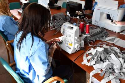 Dlaczego w więzieniu maseczki szyją tylko kobiety? Mężczyźni mają problem...