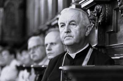 Nie żyje krakowski biskup, był oskarżany o molestowanie nieletniej