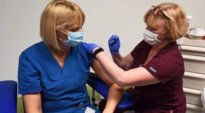 Obowiązkowe szczepienia dla medyków i nauczycieli, szkoły przejdą na zdalne nauczanie